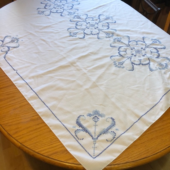 Vintage Hand Embroidered Table Cloth Rectangular - Picture 9 of 9